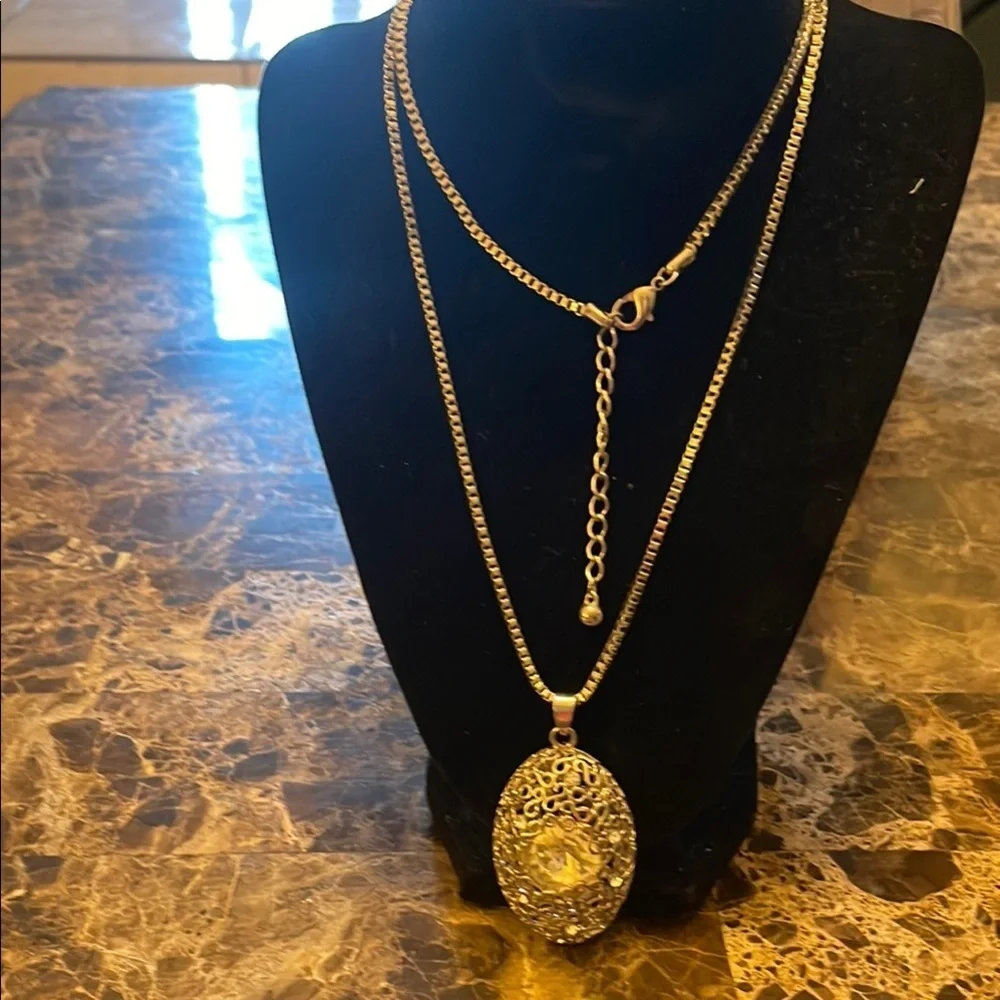 Elegant Gold Pendant Necklace